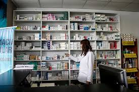 Esquirlas judiciales de una caída: 42 municipalidades están demandadas por la Asociación de Farmacias Populares que lideró Jadue