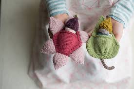 8 flower knitting patterns to brighten