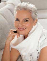 Avoir des cheveux blancs est un phénomène irréversible de vieillissement naturel du cheveu. Coupe De Cheveux Femme 60 Ans Coloration Et Mise En Forme