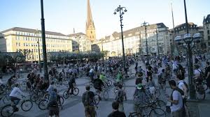 Critical mass is a core concept for building a competitive software startup, and it is best explored by direct comparison against an older model. Critical Mass Radprotest Fur Bessere Bedingungen Auto Mobil Sz De