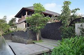 Hunian yang laku dijual oleh developer perumahan adalah desain rumah minimalis dengan hiasan batu alam dibagian tampak depan. 5 Desain Rumah Batu Alam Terkeren Yang Pernah Dibangun Dekoruma Com Line Today