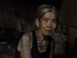 Geleneksel kalinga dövme sanatının son temsilcisi olarak çocukluğundan beri hayal ettiği işi yapıyor. Whang Od Keeping A Filipino Tradition Alive Lifestyle Gulf News