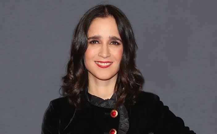 Julieta Venegas desactiva comentarios en YouTube por críticas a la canción 'La niña futbolista' | PalabrasClaras.mx