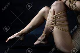 エロティックなファッションスタイルのロープ縛り緊縛日本の緊縛結び目で縛られた服従奴隷女の足。緊縛サディズムの愛人マスター支配的なフェチ罰むち打ちサディズムマゾヒズムの概念。の写真素材・画像素材  Image 117167022