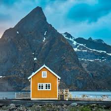 Norwegen ist ein land voll wilder, ungezähmter und geradezu mystischer landschaften. Beruhmtes Gelbes Haus Auf Den Lofoten In Norwegen Lofoten Norwegen Haus Reisen