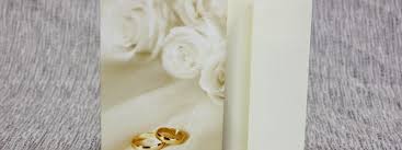 Partecipazione rose in rilievo con bordi doarati. Partecipazioni Matrimonio Cartoncino Stampa Tipografica Di Fedi Nuziali