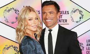 Kelly Ripa teases fans in cheeky string ...