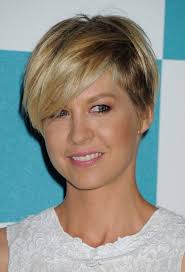 You can observe that the hair at the back of the head is short, then gradually increases in its length to the front. 36 Extraordinary Wedge Hairstyles For Your Next Amazing Style