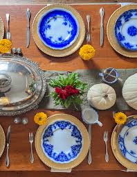 the thanksgiving dinner table setting