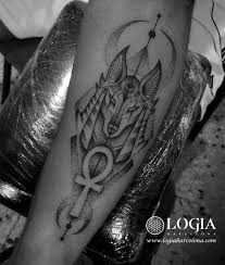Los tatuajes egipcios ofrecen un sinfín de diseños: El Tatuaje De Ankh Y Su Significado Logia Tattoo Barcelona