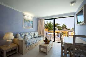 Situated on menorca's longest beach, a glorious 3km stretch of fine golden sands separated from the neighbouring resort of santo tomas by a rocky headland. Appartamenti Per Famiglie A Menorca Con Una Camera Da Letto