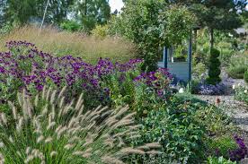 Es gibt jedoch viele raffinierte wege, um mit wiederverwerteten materialen schöne gärten zu gestalten. Gestaltungsideen Mit Grasern Und Stauden Mein Schoner Garten