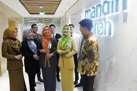 Bank mandiri terus berinovasi untuk mengembangkan layanan perbankan yang dapat diakses oleh nasabah atau masyarakat indonesia di luar negeri. Peluncuran Seragam Baru Bank Syariah Mandiri