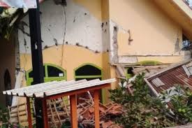 Banyak warganet yang mengupdate potret retaknya bangunan. Sejumlah Bangunan Di Kabupaten Blitar Rusak Terkena Gempa Bumi Antara News