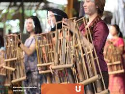 Musik daerah alat musik angklung (jawa barat) sebagai pemuda bangsa, anda harus bangga terhadapa alat musik angklung, karena angklung merupakan alat musik tradisional indonesia yang dikenal di seluruh dunia, bahkan tak jarang warga negara asing mau belajar untuk memainkan angklung. 5 Alat Musik Jawa Barat Selain Angklung Dan Suling Kumparan Com