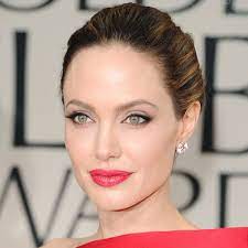 what s angelina jolie s eye color how