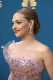 amanda seyfried s emmy s 2022 makeup is