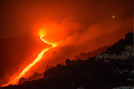 Un'alta nube scura è visibile in zona. Eruzione Etna 2020 Archivi Etna Tour Excursion Escursioni Sull Etna