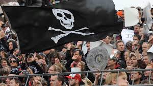 Je wandelt langs een paar mooie . Punk Rock Pirate Flags And Leftist Politics The Story Of Fc St Pauli