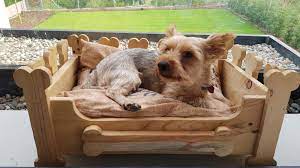 una cama para perros con palets muy