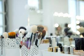 mirror and light bulbs makeup brushes