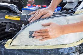 Comment nettoyer des phares de voiture devenus opaques ? | Vroomly