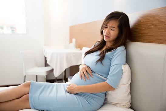 Mẹ bầu cần đi khám ngoài lịch hẹn khi có dấu hiệu bất thường như ra máu, đau bụng dữ dội, rỉ ối hoặc thai giảm cử động