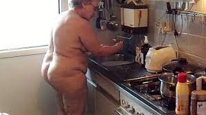Alte oma nackt in der küche