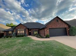 homes in lawton ok with garage