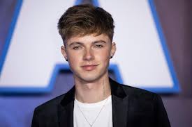 This page is about julia maisie ss multi,contains maisie (@maisie1dforever),sag awards 2017: Strictly S Hrvy Admits Faking Romance With Maisie Smith