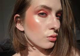 Use contour on the sides of the forehead, along the temples, below the cheekbones, and down the jawline to make the face look longer. 7 Tips On How To Apply Bronzer Highlighter For Beginners Her Style Code