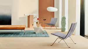Kursi sofa merupakan tempat duduk santai yang nyaman dengan jok bantalan sofa yang halus, dengan desain kursi sofa vintage maupun minimalis. Fritz Hansen