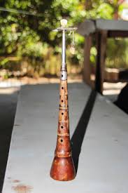 Alat musik yang dimainkan dengan dipetik ini memiliki bentuk seperti alat musik mandolin dengan jumlah senar antara 3 sampai 12 buah. Terompet Tradisional Asli Makassar Indonesia Kaya
