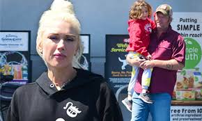 Gwen stefani can't support blake shelton at the kids' choice awards, so she sent her son instead. Gwen Stefani Opts For Comfort On A Grocery Store Run With Blake Shelton And Her Kids In La Daily Mail Online
