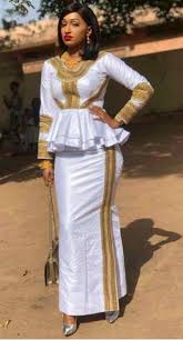 Les couleurs du bazin riche pour femme sont variées : 900 Idees De Bazin Chic Choc En 2020 Mode Africaine Tenue Africaine Robe Africaine