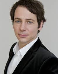 Torben Schmidt wurde 1975 in Hamburg geboren. Nach dem Abitur studierte er Musik an der Akademie des Hamburger Konservatoriums im Hauptfach Klavier. - Torben-Schmidt-237x300