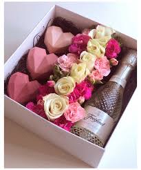 Strawberry heart gift box includes: Chocolate Flowers And Champagne In A Box Strawberry Gift Box Ideas Strawberrygiftbo Strawberry Gifts Dessert Gifts Chocolate Covered Strawberries Bouquet