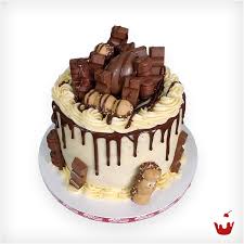 2 in einer großen springform, einen in einer kleineren. Naked Drip Birthday Cake Mit Kinderschokolade Und Uberraschungsei Verziert Hamova Konditorei