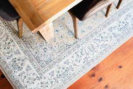 how to choose a dining room rug