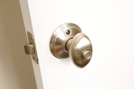 how to remove a privacy doorknob