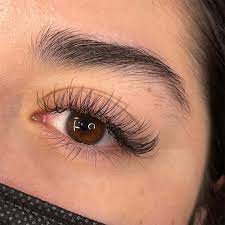 put mascara on eyelash extensions