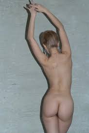 Junge Schöne Frau Posiert Nackt Im Studio Stockfoto - Bild von grau,  erotisch: 225183810