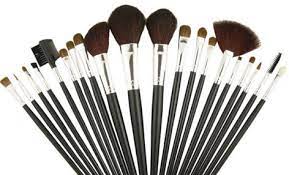 12 essential makeup brushes ideny