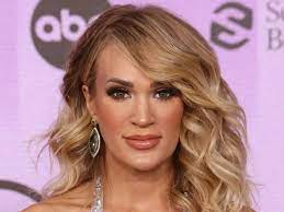 carrie underwood sparkles on the 2022