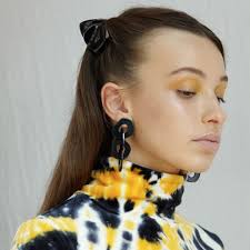 Below are 25 hair clips and barrettes any woman can wear, even if you've never worn one before. 10 Claw Clip Hairstyles For Summer 2019 Thefashionspot