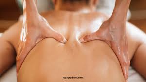 Experimenta la relajación suprema: el arte del masaje descontracturante de espalda.