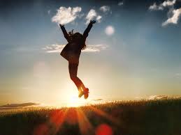 フリー写真] 「やったー！」とジャンプする女性と夕日でアハ体験 - GAHAG | 著作権フリー写真・イラスト素材集