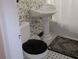 yes a persian bathroom rug can work in