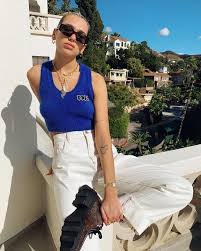 For the past few weeks, dua lipa has been sheltering in place with her boyfriend, anwar hadid, at an airbnb in london. Dua Lipa S Style 46 Fashion Lessons She S Taught Us Who What Wear