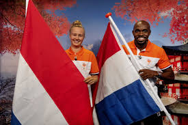 Ook laten we zien welke nederlandse sporters allemaal een medaille hebben gewonnen op de olympische spelen in tokio 2021. Martina En Oldenbeuving Dragen Nederlandse Vlag Voor Opening Olympische Spelen Nrc